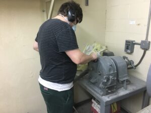 Crushing rock samples in the disc mill.